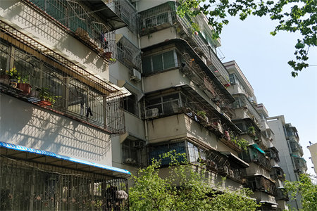 一实小南邻步梯三楼精装3室2厅1卫52万83m2出售